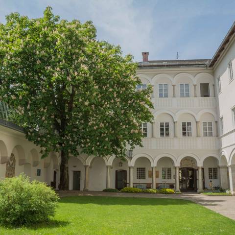 <p>Burgen und Schlösser in Kärnten, Kloster Wernberg Innenhof</p>