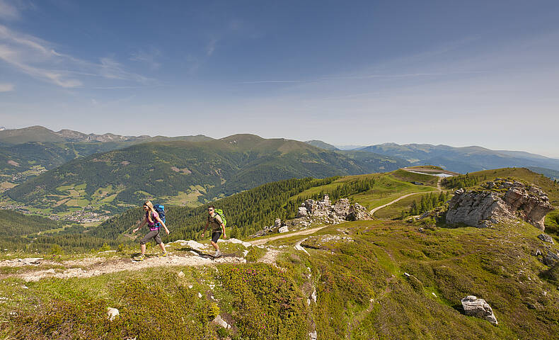 Pärchen bei Wanderung am Alpe Adria Trail in den Nockbergen