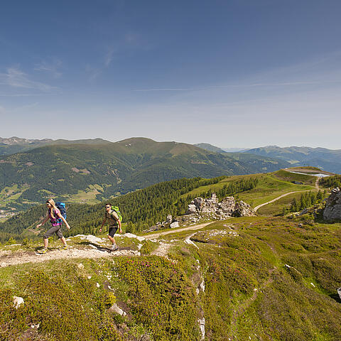 Pärchen bei Wanderung am Alpe Adria Trail in den Nockbergen