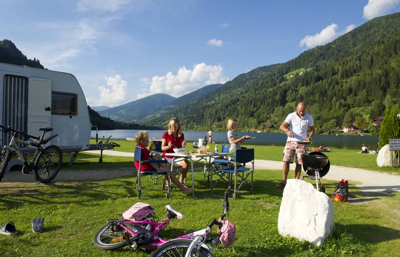 Familie beim Grillen am Campingplatz