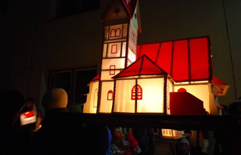 Das Kirchleintragen findet am Abend vor Maria Lichtmess (1. Februar) statt. Man bastelt Kirchlein verschiedener Größen und Bauweisen aus Papier und Holz. Im Inneren werden sie mit einer Kerze beleuchtet und an einem Stock befestigt.