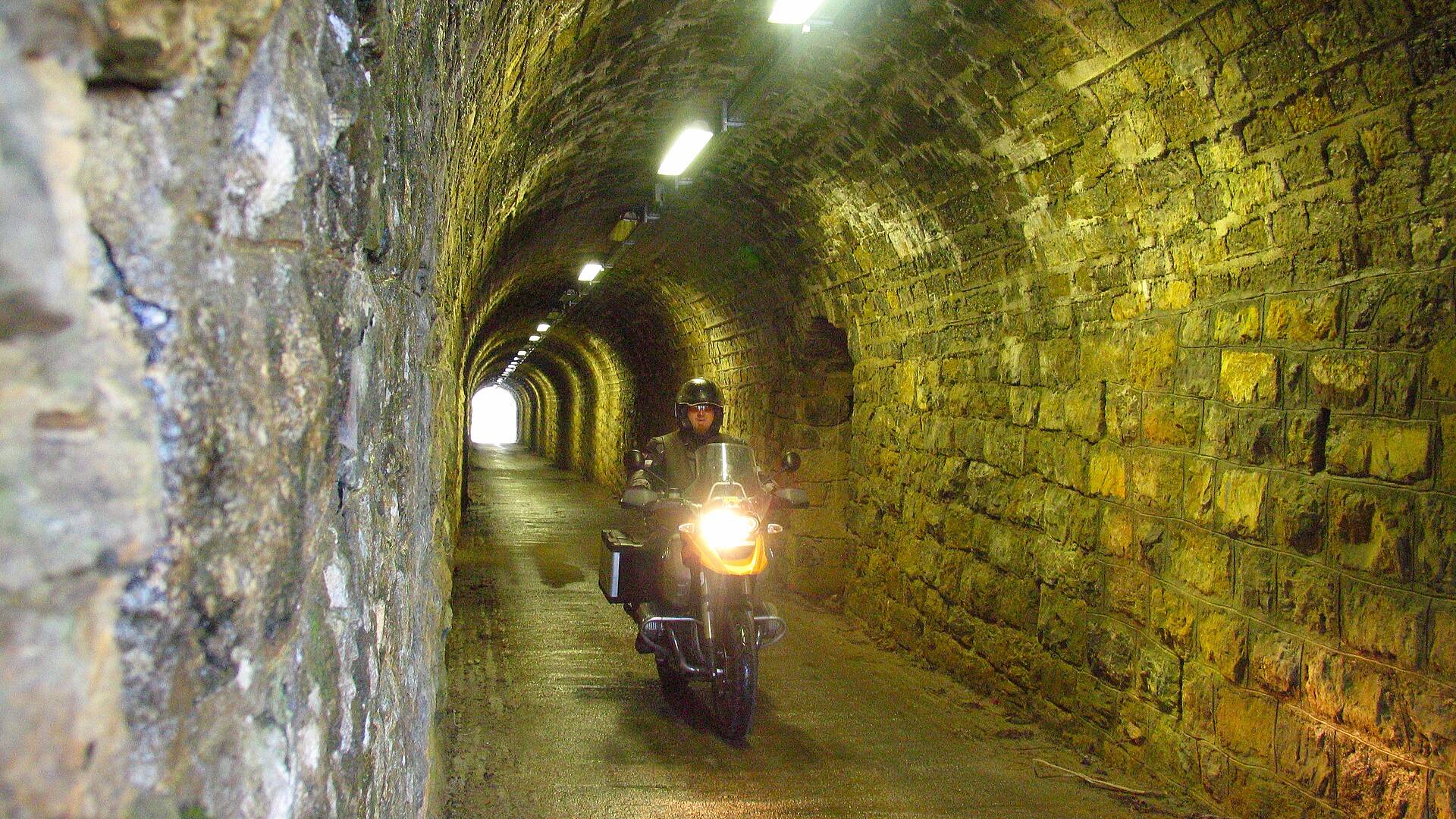 Durch den Tunnel auf der Monte Zoncolan Passstraße