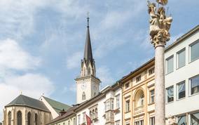 Mit seinen 94 Metern ist der Turm der Jakobskirche, der bereits im Mittelalter berühmt war und mehrfach umgestaltet wurde, der höchste Kärntens.