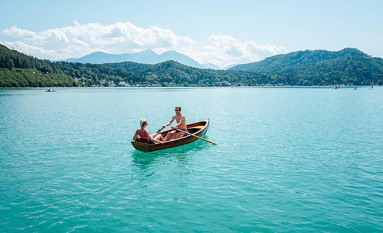 Paerchen mit dem Boot am Klopeiner See