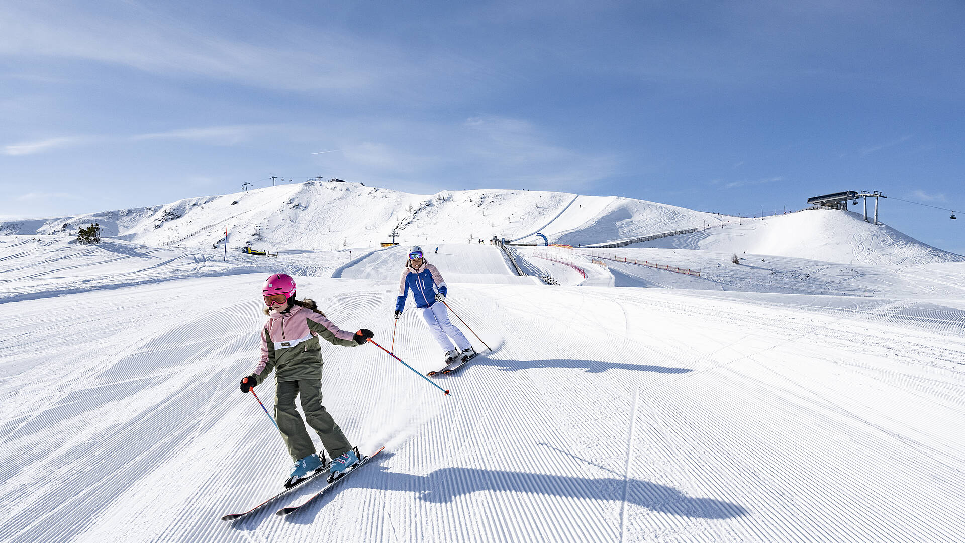 Mama mit Tochter beim Skifahren auf der Turracher Hoehe in den Nockbergen